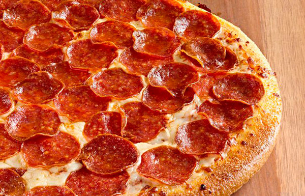 Мы привыкли, что pepperoni – это, конечно же, колбаса. Однако, когда в меню в Италии вы увидите слово pepperoni, не ожидайте получить на пицце так вами любимые острые колбаски. В Италии под pepperoni подразумевают зеленый или красный перец. 
Ну а колбаса называется salame piccante.