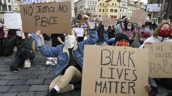 Около трехсот в основном молодых людей накануне приняли участие в митинге против полицейского насилия и расизма в США и других странах. Подробнее: https://czechtoday.eu/home/2020/v-prage-proshel-miting-protiv-rasizma/
