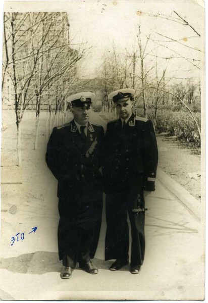Стронский Кирилл Федорович получил звание ГСС, когда
командовал взводом 386-го батальона морской пехоты (17 ноября 1943 г.).