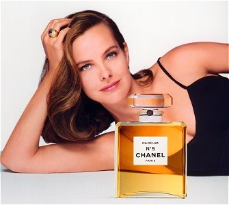 в 1986 году Кароль Буке стала лицом косметической фирмы «Chanel