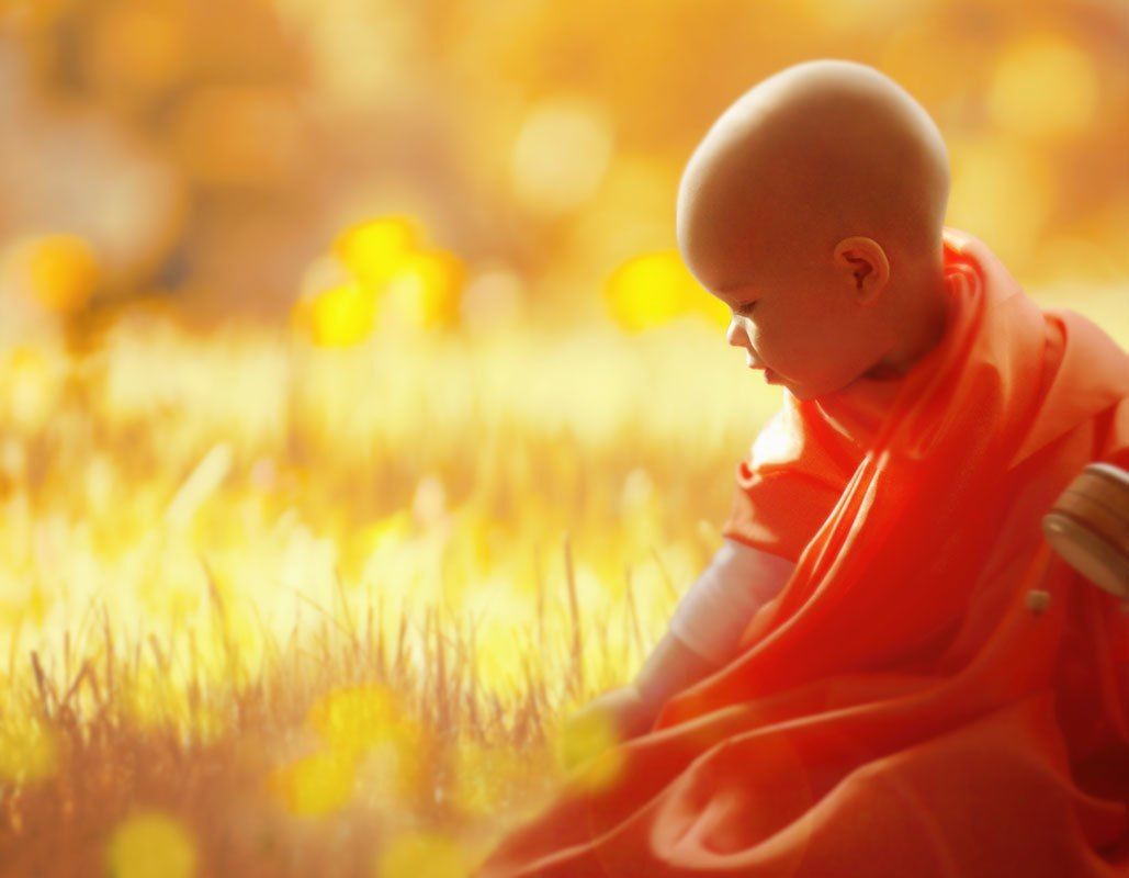 Почему ребенок оранжевый. Ребенок медитирует. Радостный Будда. Буддизм радость. Малыш в оранжевом.