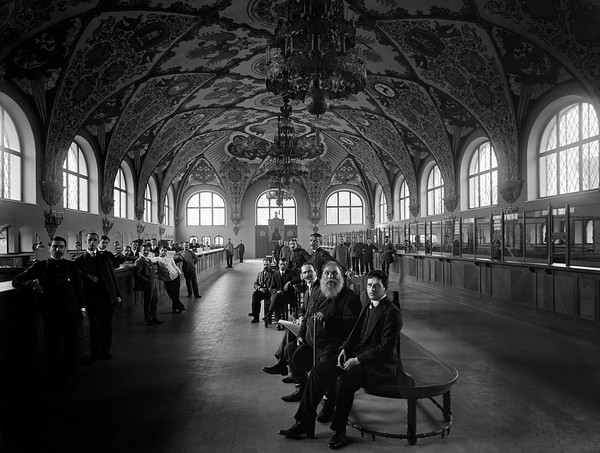 В операционном зале Государственного банка, Нижний Новгород. 1913 год.