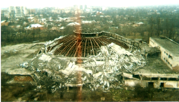 Цирк в грозном. Цирк Грозный 1995. Цирк г Грозный. Цирк Грозный война. Город Грозный до войны цирк.