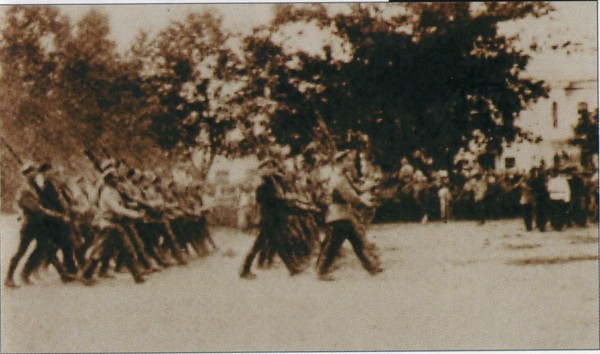 1-й Офицерский генерала Маркова полк на параде в Екатеринодаре, 1918 год